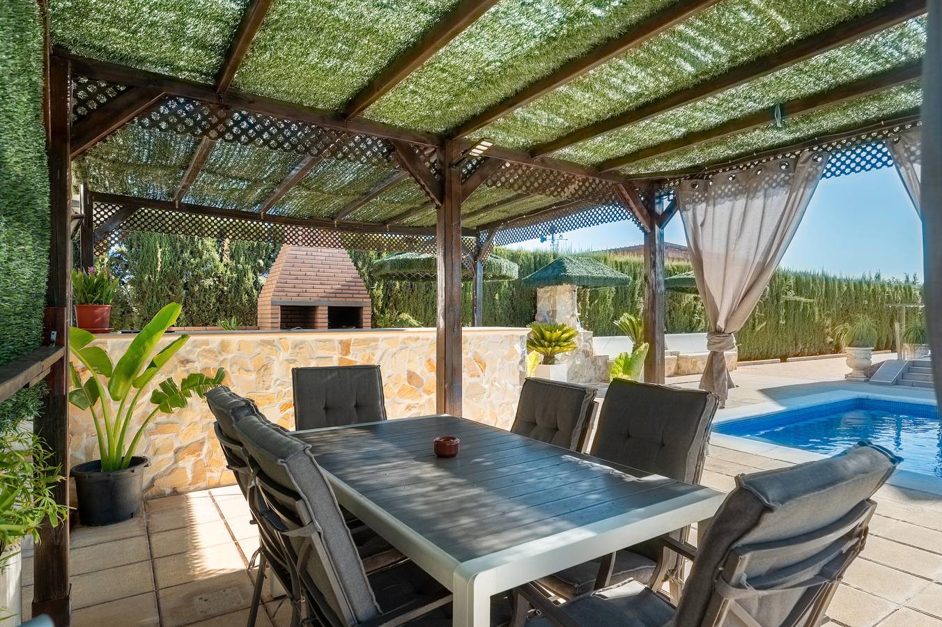 Casa Vacacional 'Oasis' con Piscina Privada, Wi-Fi y Aire Acondicionado in Lora del Río, Provincia de Sevilla