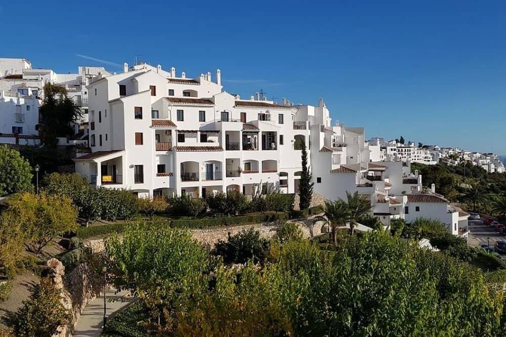 Apartamento entero, Stunning views, centrally located modern apartment. Air con, Pool, Wifi and Sky. in Frigiliana Road, Frigiliana