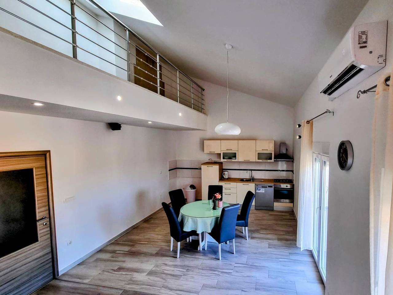 Ganze Wohnung, 2-Zimmer-Ferienwohnung mit Balkon und Meerblick Stobrec, Split -a in Stobrec, Split-Dalmatien