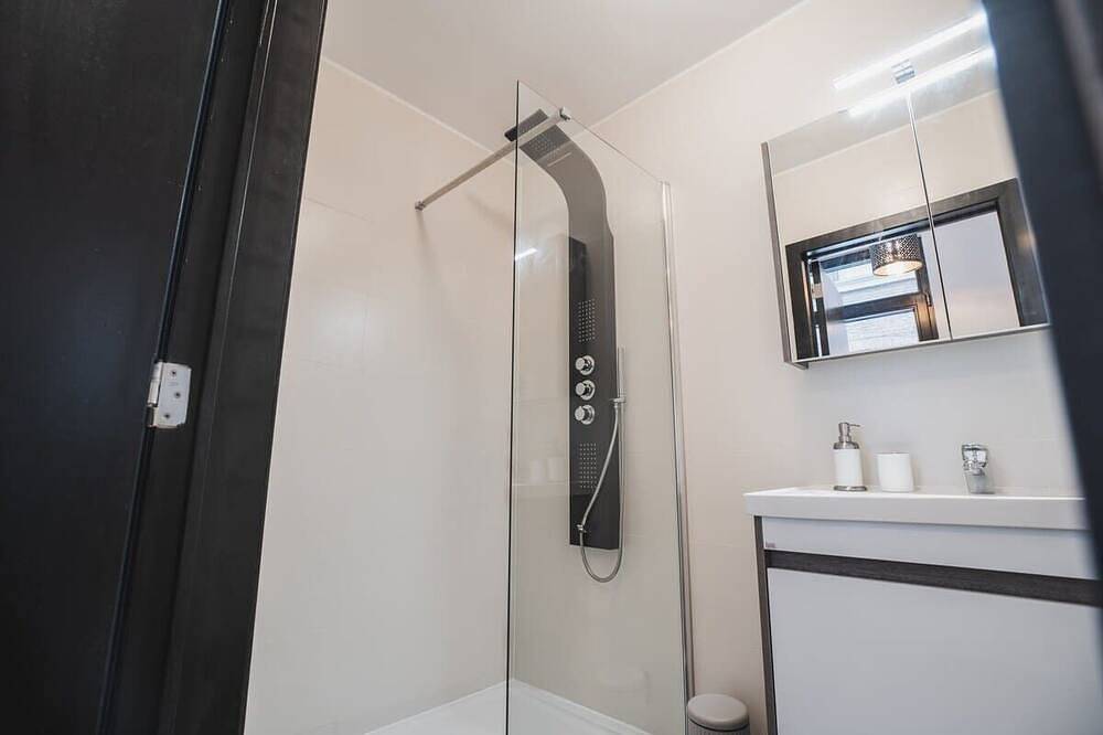 Entire apartment, Cozy 1-Br Antwerp Gem + Free parking in Antwerp, Antwerp region