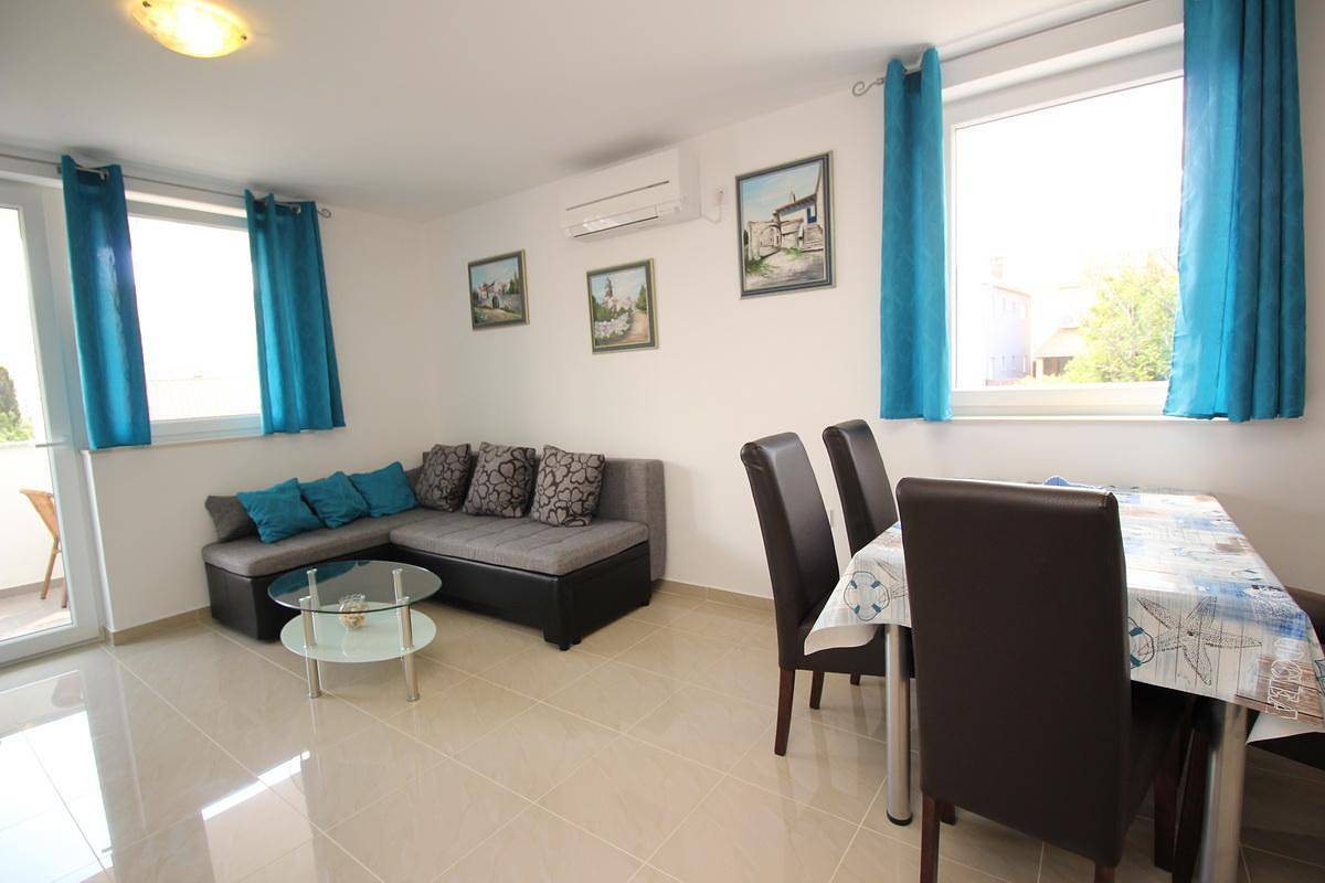 Ganze Ferienwohnung, Wohnung in Baška mit Eigenem Balkon in Baska, Krk