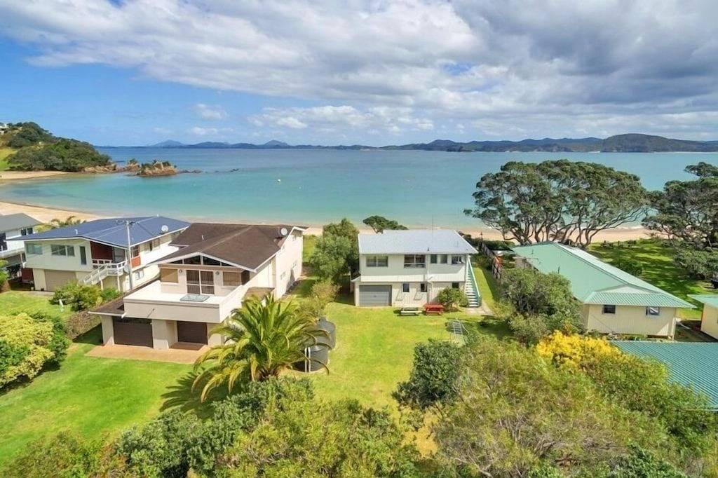 Quintessential Kiwi Bach direkt am Strand !! in Whangarei District