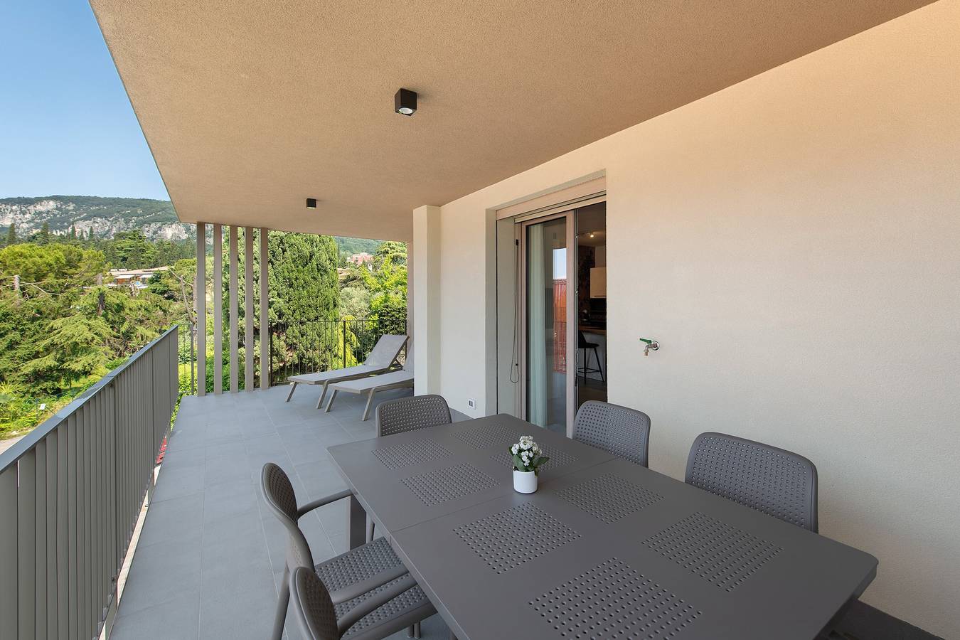 Appartamento intero, Appartamento 'Eleonora C3' con piscina condivisa, terrazza privata e aria condizionata in Garda, Prealpi Gardesane