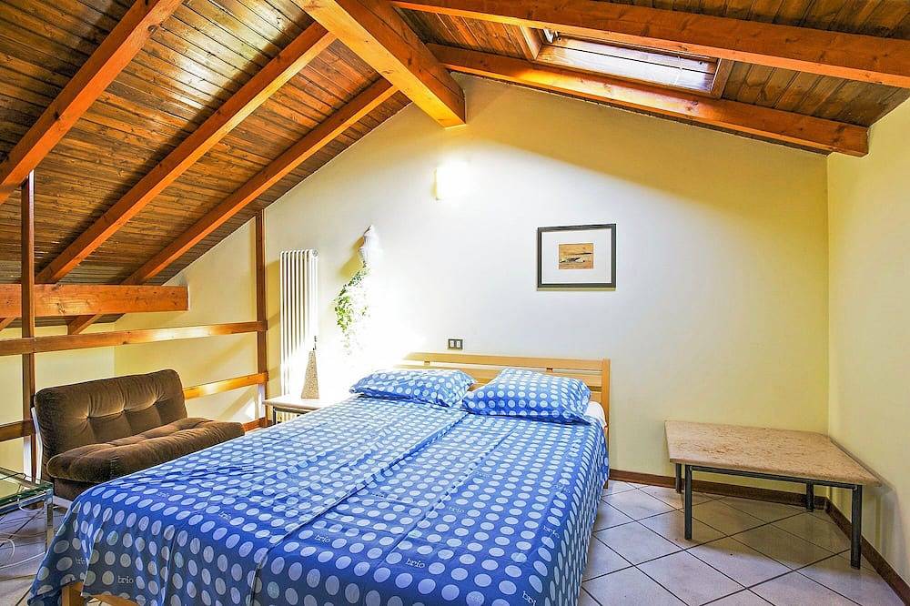 Ganze Wohnung, Geschmackvoll möblierte Ferienwohnung in ruhiger & sonniger Aussichtslage in Pino sulla Sponda del Lago Maggiore, Maccagno con Pino e Veddasca