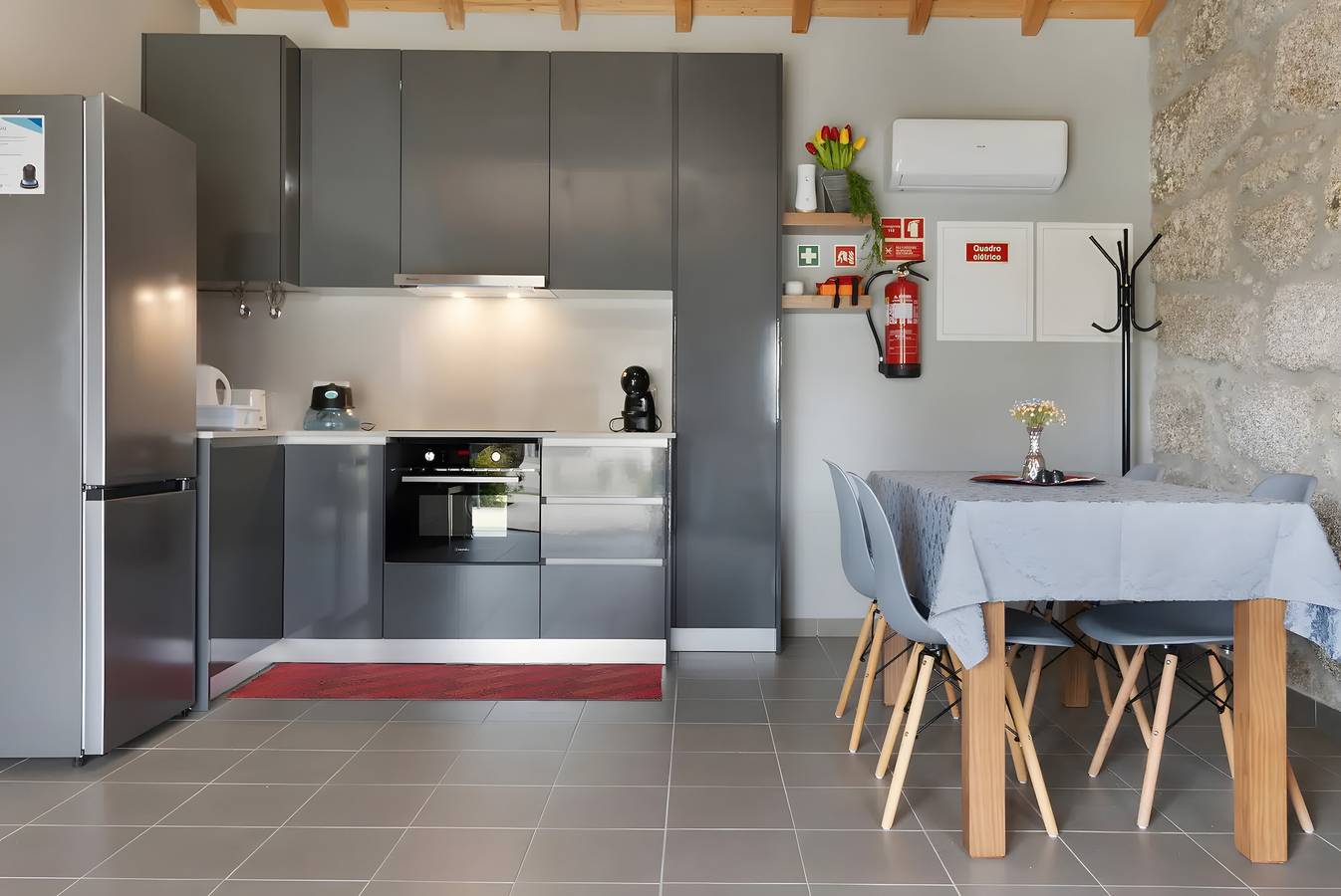 Casa de vacaciones 'Lagar T1' con vistas al lago, Wi-Fi y aire acondicionado in Anissó e Soutelo, Distrito de Braga