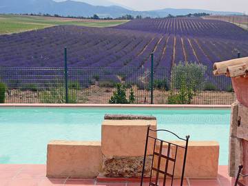 Gîte pour 4 personnes, avec terrasse ainsi que piscine et jardin dans les Alpes-de-Haute-Provence