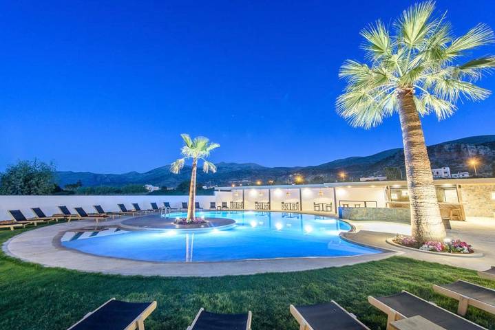 Hôtel pour 3 personnes, avec vue ainsi que jardin et piscine