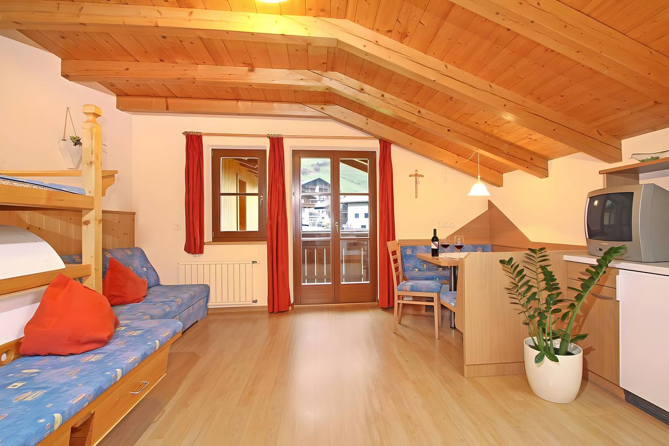 Ganze Wohnung, Apartment 'Obermairhof Morgentau' mit Bergblick, gemeinsamer Terrasse und Wlan in San Giacomo, Ahrntal