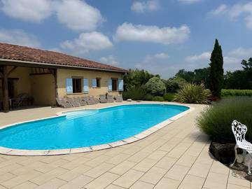 Location de vacances pour 9 personnes, avec terrasse ainsi que piscine et jardin à Bourrouillan