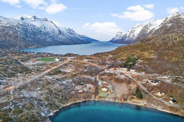 Feriehus for 6 personer, med utsikt og innsjøutsikt i tillegg til hage i Tromsø
