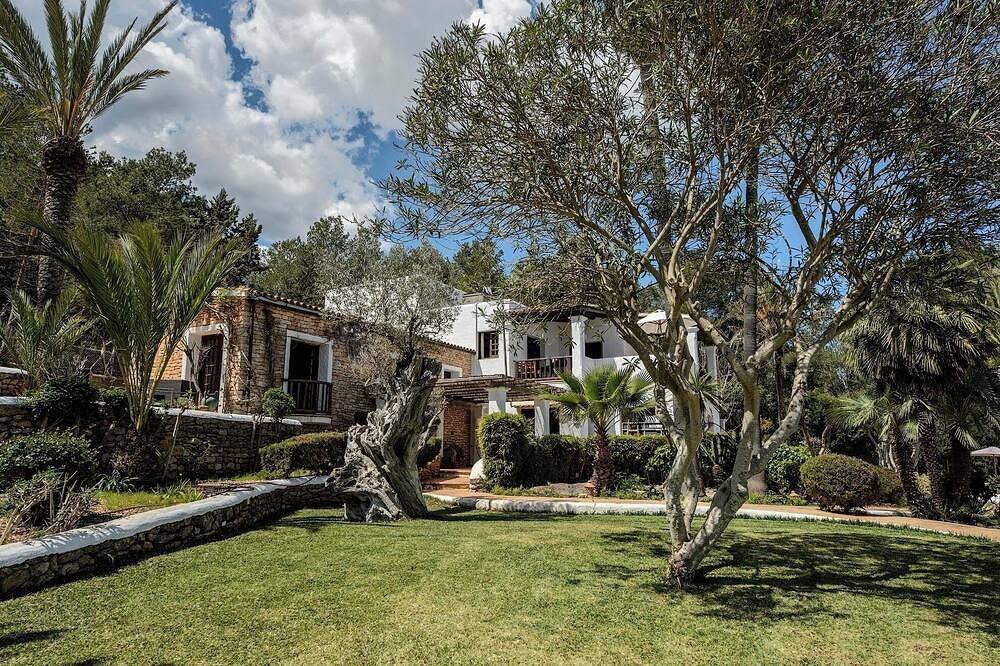 Enjoy Ibiza with the family: country house with soul and local essence. in Sa Rota d'en Pere Cardona, Santa Eularia des Riu