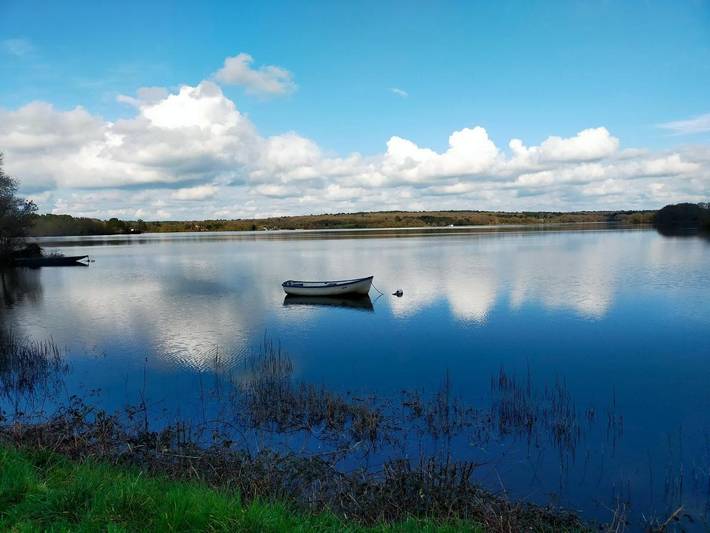 Location de vacances pour 8 personnes, avec vue sur le lac et vue ainsi que jardin et piscine dans Lac de Vioreau