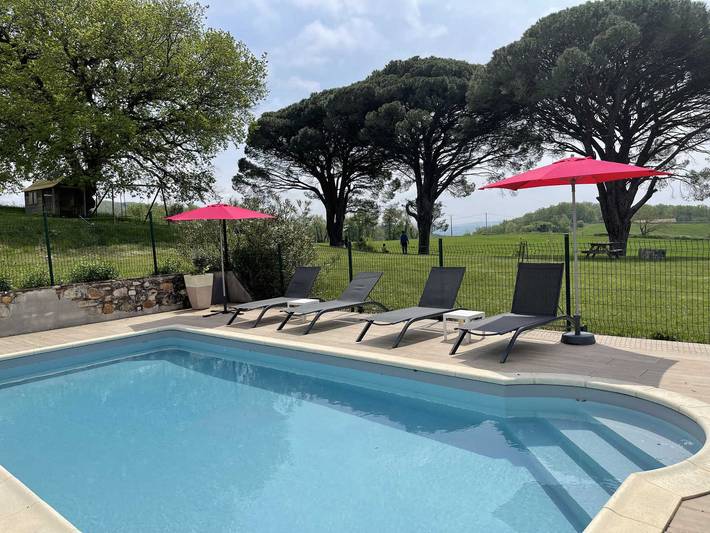 Gîte pour 14 personnes, avec Terrasse ainsi que Jardin et Piscine à Damiatte