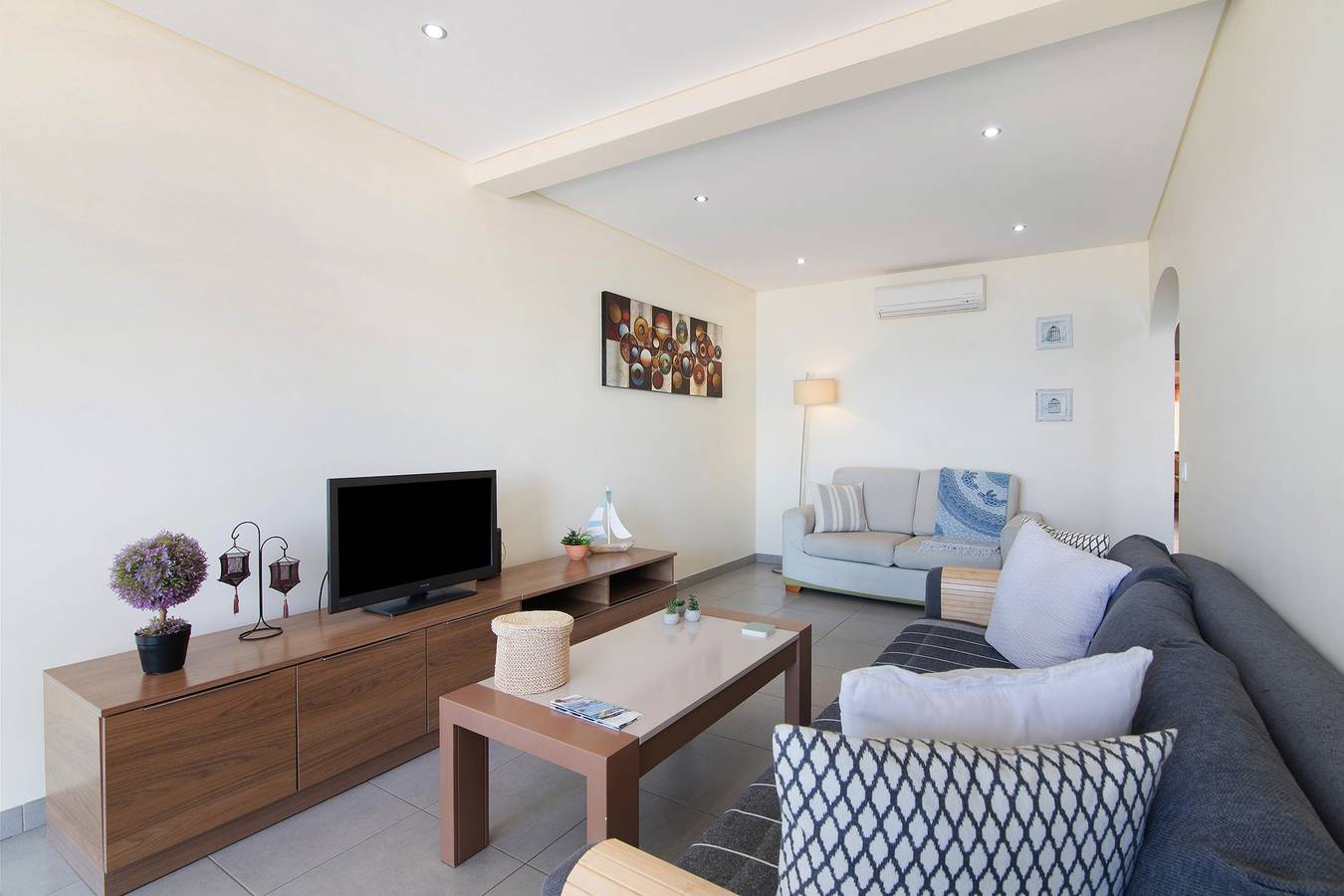 Entire apartment, Apartment 'Quarteira Modern Flat' with Sea View, Wi-Fi and Air Conditioning in Cavacos, Quarteira