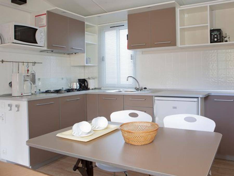 Camping Bella Italia - Mobilhome 6 personas - Mobil-home | Clásico | 2 Dormitorios | 4/6 Pers. | Terraza elevada | Aire acondicionado. in Peschiera del Garda, Montañas Garda