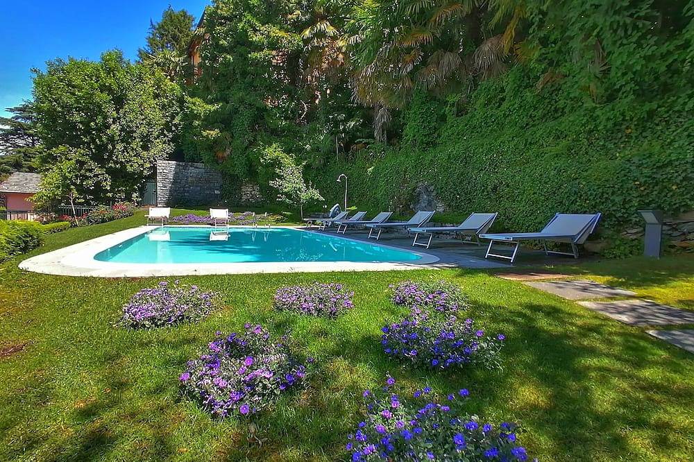 Hel lejlighed, Suite \"Arborella\" at 2 steps from the lake - Resort with lounge bar, swimming pool and beach in Riva (Faggeto Lario), Faggeto Lario