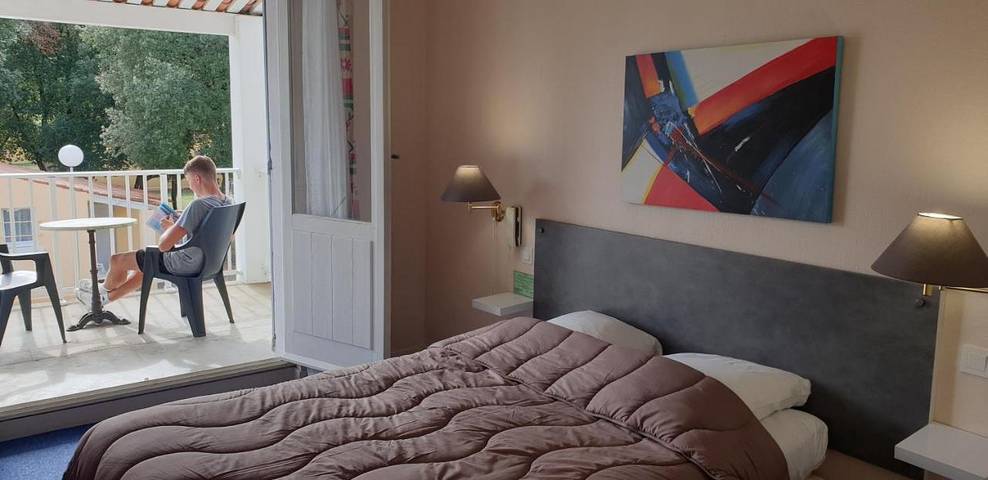 Hôtel pour 48 personnes, avec Balcon et Jacuzzi ainsi que Terrasse et Jardin à Saint-Savinien