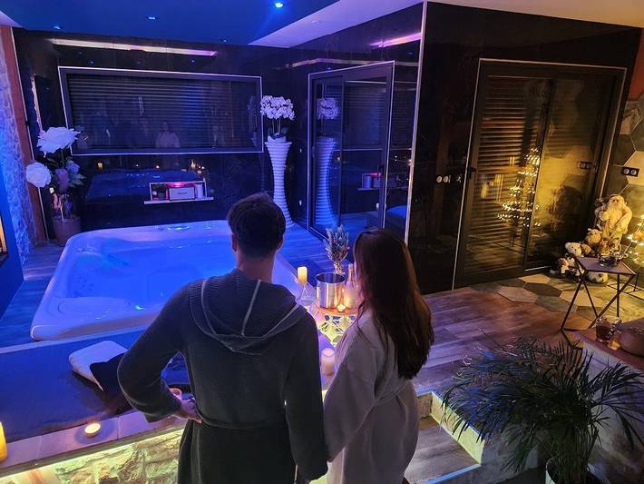 Gîte pour 2 personnes, avec jacuzzi et terrasse ainsi que jardin et sauna dans le Cantal - 3