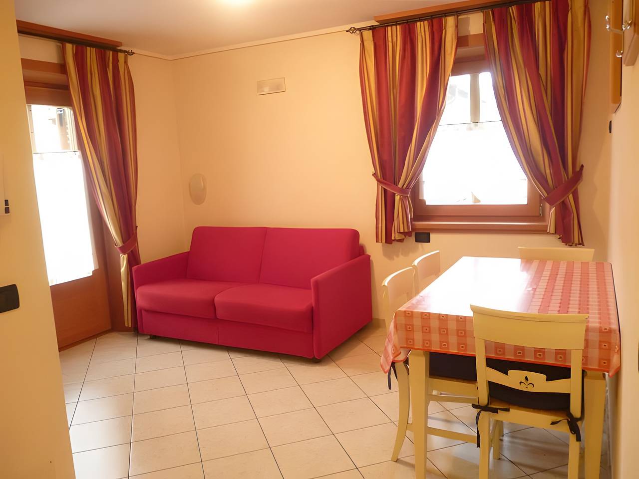 Apartamento entero, Apartamento '2' con vistas a la montaña, jardín compartido y Wi-Fi in Livigno (Town), Livigno