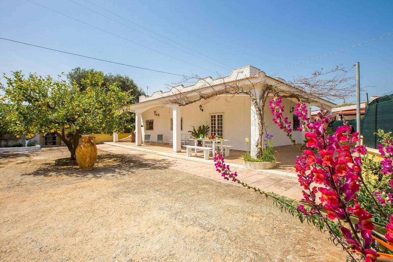 Holiday home for 8 people with garden in San Vito dei Normanni, Salento
