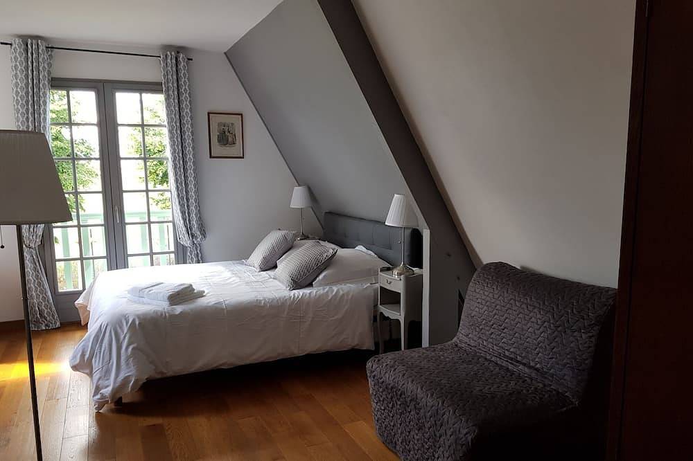 Villa, beach 3 km away, large indoor pool 28°, sauna, jacuzzi, 5* classification in Gonneville-en-Auge, Caen region