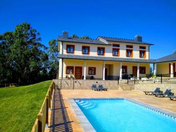 Chalet para 4 personas, con terraza además de jardín y piscina en Eo-Navia
