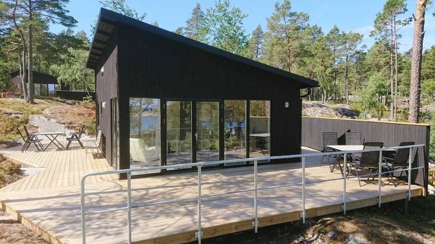 Ferienhaus für 4 Personen, mit Terrasse und Garten sowie Seeblick und Ausblick in Väddö