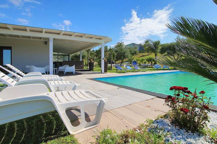 Propiedad moderna con golf, piscina privada, jardín, Wifi, vista al mar in Contrada Pistavecchia, Campofelice di Roccella