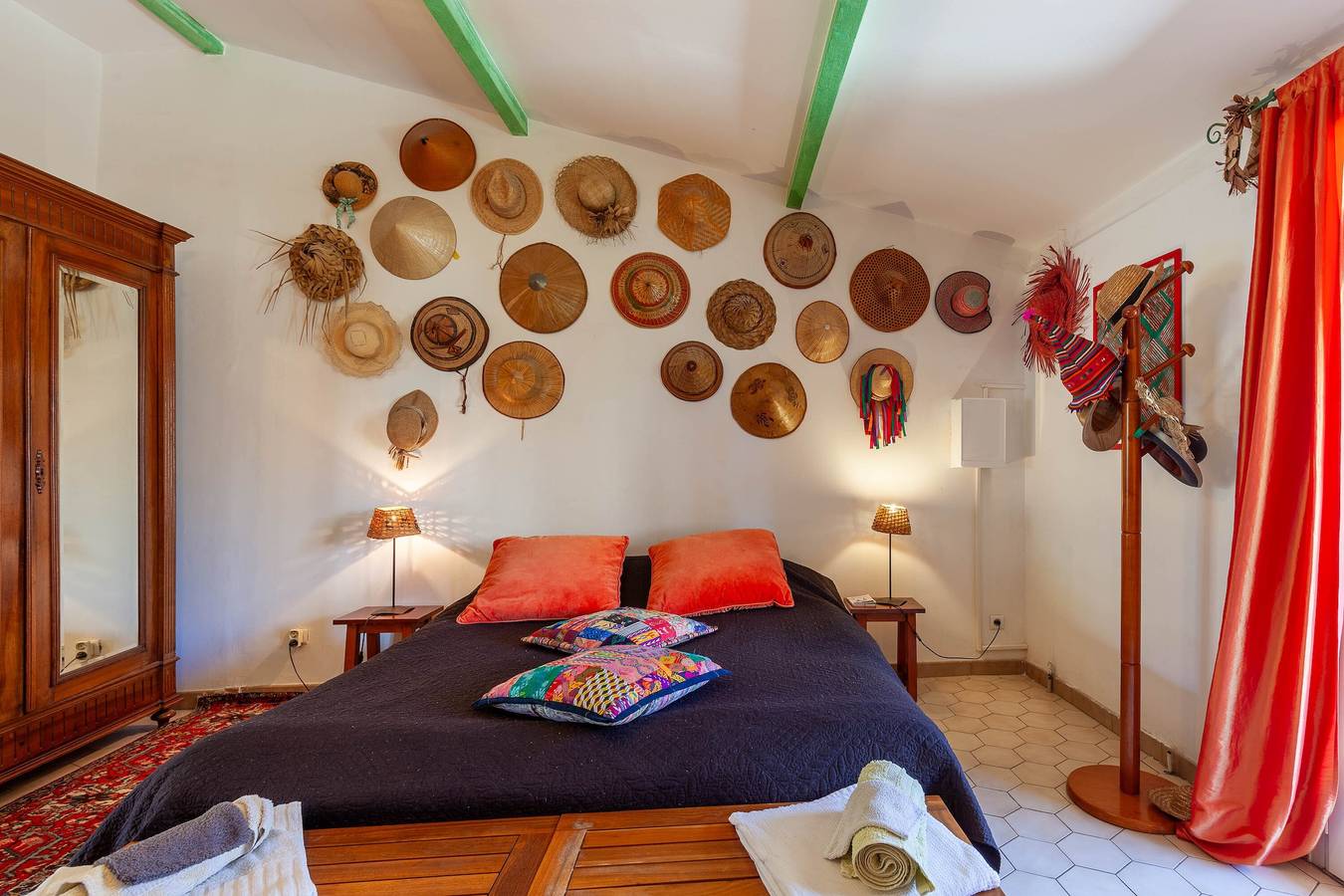 Habitación de huéspedes «Les Citronniers - Chapeaux» con terraza compartida, Wi-Fi y aire acondicionado in Marsella, Marsella region
