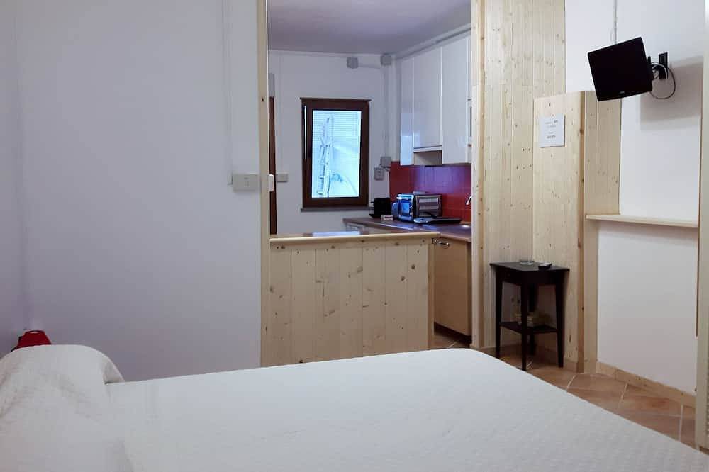 Entire apartment, Comfortable mini-apartment surrounded by the greenery of a large garden. in Bracciano, Lake Bracciano