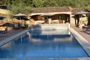 Hôtel pour 2 personnes, avec bassin pour enfant et piscine ainsi que jardin et terrasse à Mialet