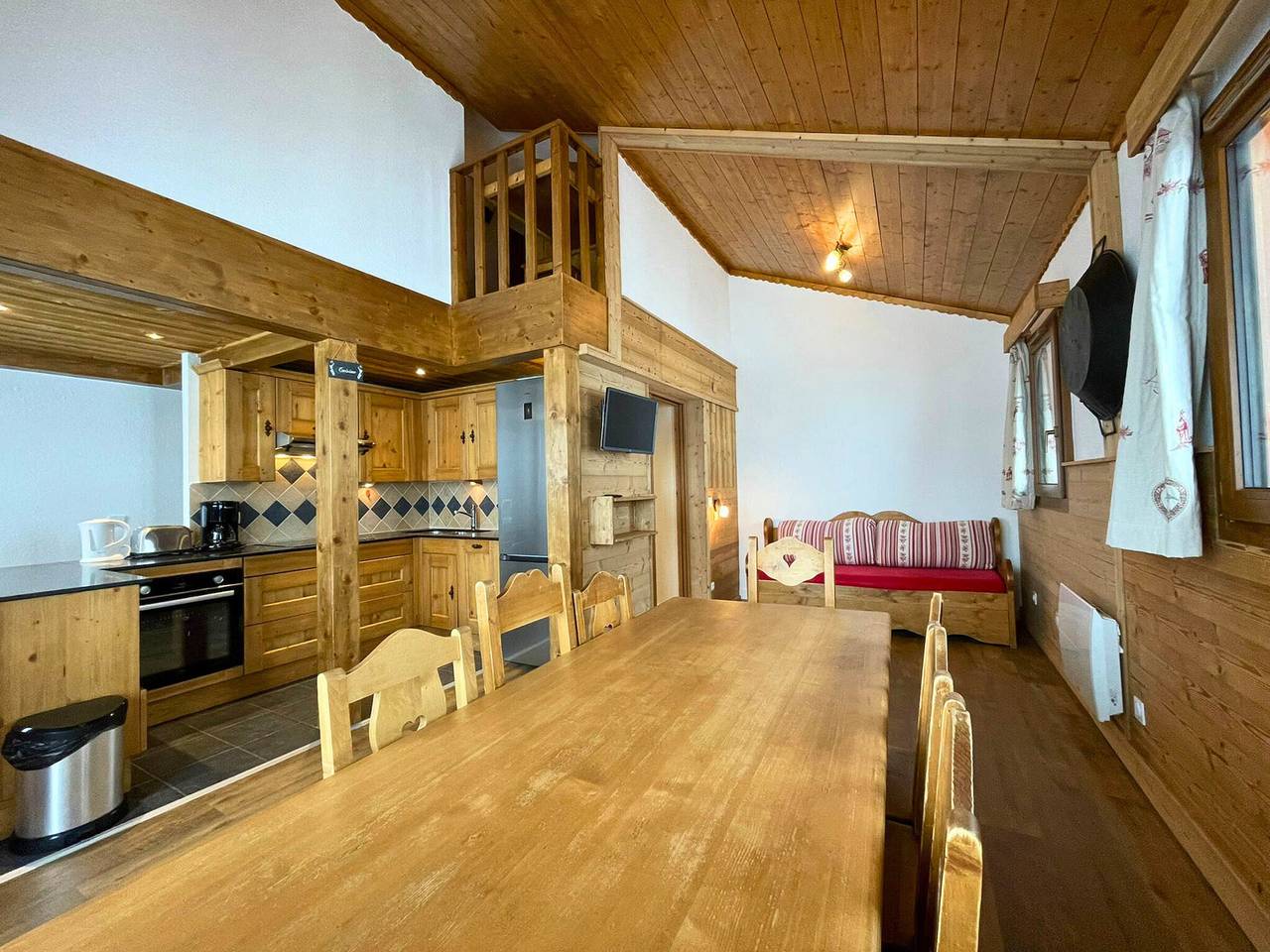 Entire apartment, 8-person duplex in Menuires, ski-in/ski-out, pets allowed in Saint-Martin-de-Belleville, Les Trois Vallées