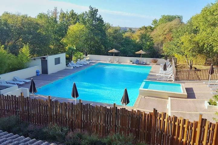 Location de vacances pour 4 personnes, avec Terrasse ainsi que Jardin et Piscine à Montréal (Rhône-Alpes)