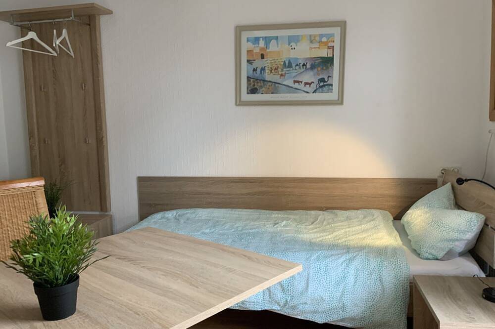 Room for fitters with shared bathroom and balcony in Weiterstadt, Hesse del Sur