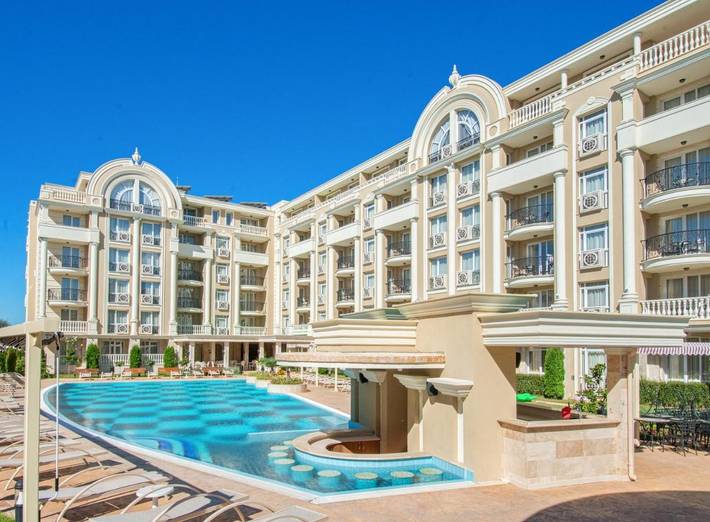 Apartahotel para 4 personas, con piscina además de sauna y jardín en Bulgaria