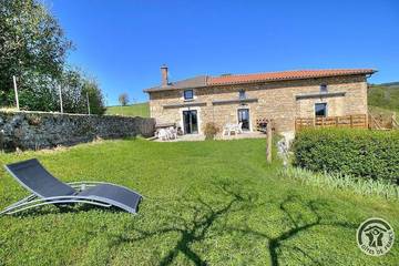 Location de vacances pour 10 personnes, avec jardin à Thurins