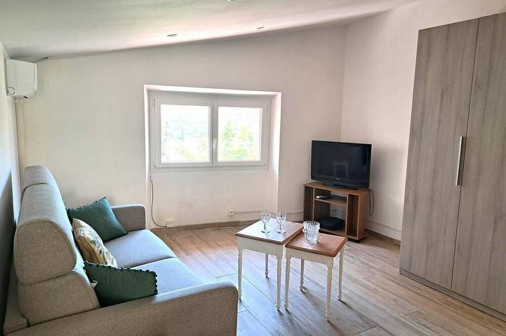 Air-conditioned village house with unobstructed view of the countryside in Callas, Draguignan Region
