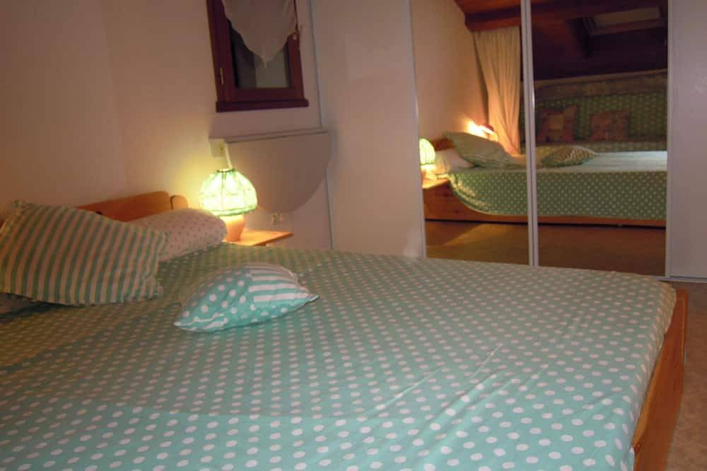 House 50 m2, terrace, enclosed garden, pine forest, private parking, shared swimming pool in La Palmyre, Les Mathes