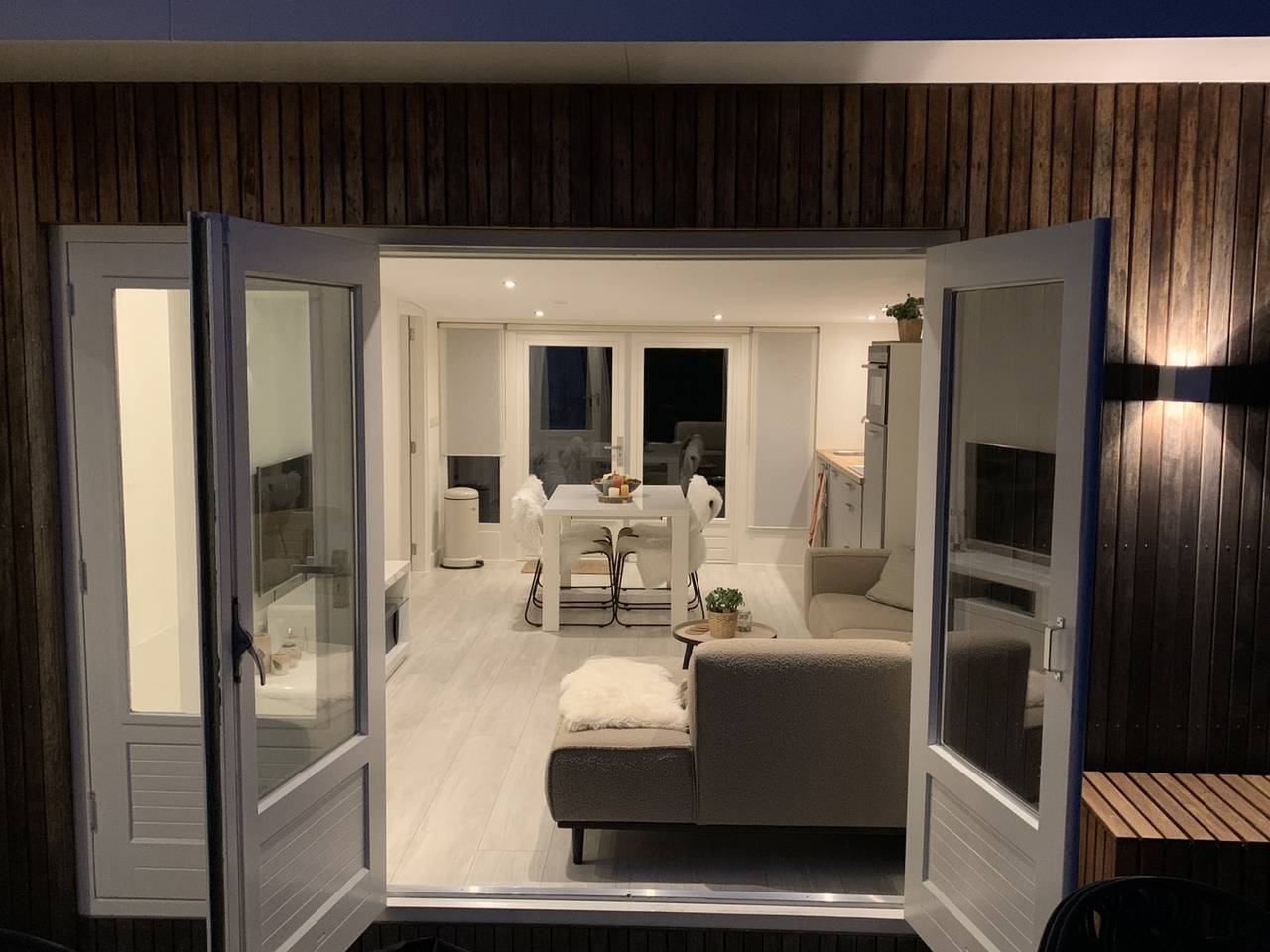 Modern 4-person bungalow with spacious garden and outdoor shower in Ouddorp on the coast in Ouddorp, Goeree-Overflakkee