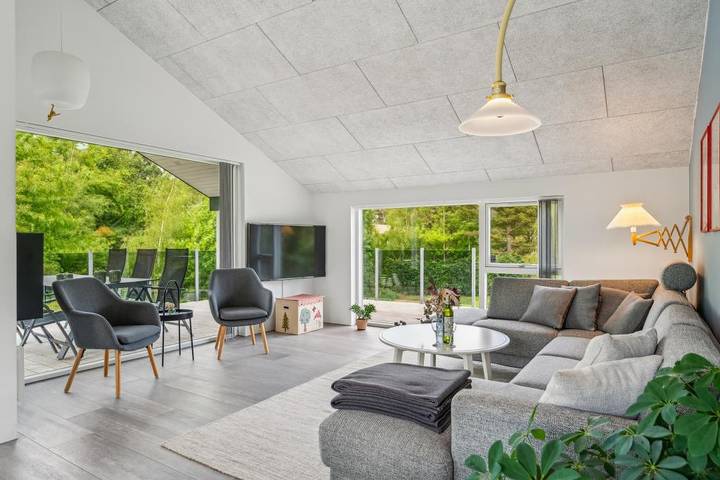 Schönes und gepflegtes Ferienhaus mit großer Terrasse, zwei Badezimmern und schönem Naturgrundstück – nahe Strand, Wald und dem gemütlichen Hafen von Ebeltoft. in Øerne, Ebeltoft
