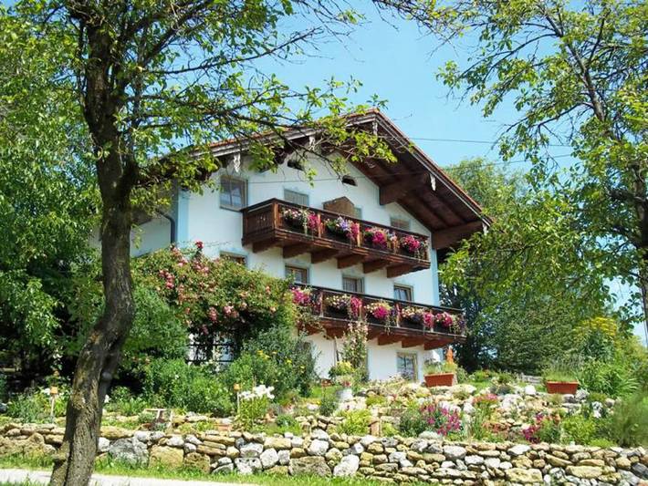 Bauernhaus für 4 Personen, mit Balkon und Terrasse sowie Garten und Seeblick in Waging am See