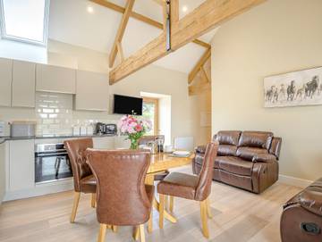 Log Cabin for 4 People in Wiltshire, South West England, Photo 2