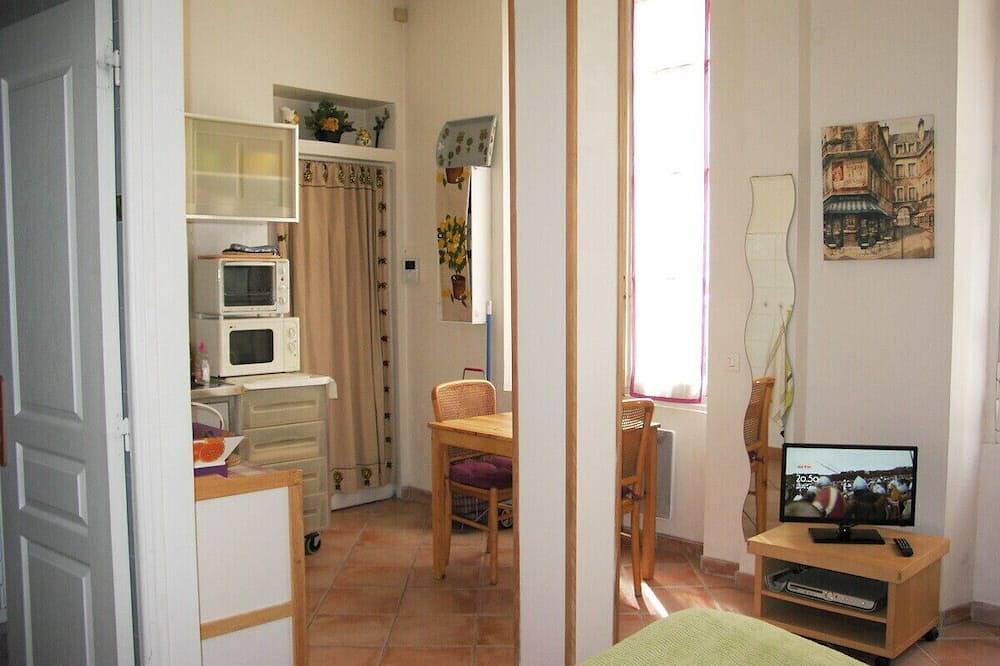 Appartement entier, Versailles-Château : Studio 2 étoiles, central et au calme. in Versailles, Yvelines