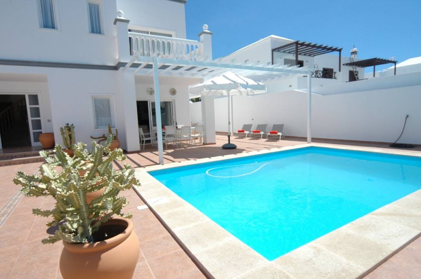 Splendid Costa Teguise Villa | 4 Bedrooms | Casa Angelica | Walking Distance to Beach | Great Pool Area in Costa Teguise, Teguise