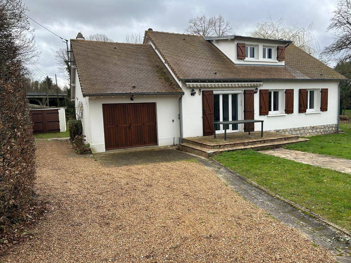 Maison au calme avec spa et rivière à côté de Chartres in Saint-Prest, Région de Chartres