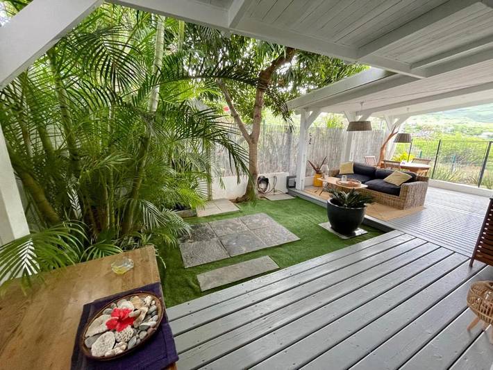 Gîte pour 4 personnes, avec jardin et vue ainsi que piscine et terrasse à La Saline les Bains