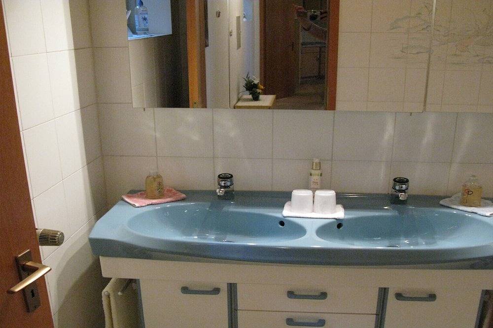 Ganze Wohnung, Im Drachenfelser-Ländchen am Ortsrand gelegens Mehrfamilienhaus in Wachtberg, Rhein-Sieg-Kreis