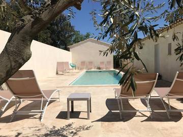 Gîte pour 4 personnes, avec vue ainsi que terrasse et piscine, animaux acceptés à Arpaillargues-et-Aureillac