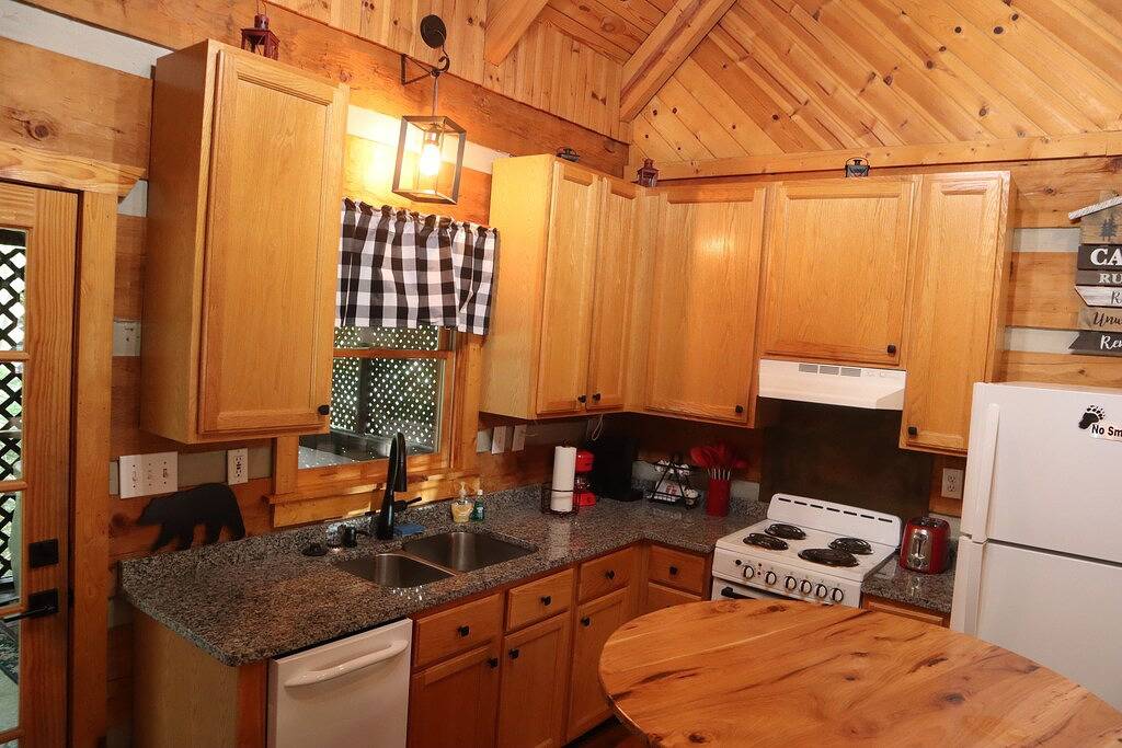 Cabin-king master, 2 bath, private loft w/ queen & twin, Hot Tub, flat driveway in Sevierville, Sevier County
