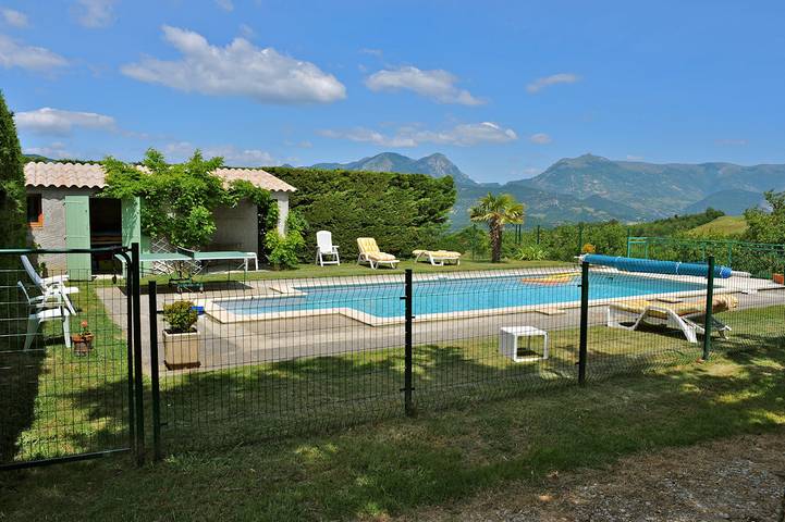 Gîte pour 5 personnes, avec terrasse ainsi que piscine et jardin
